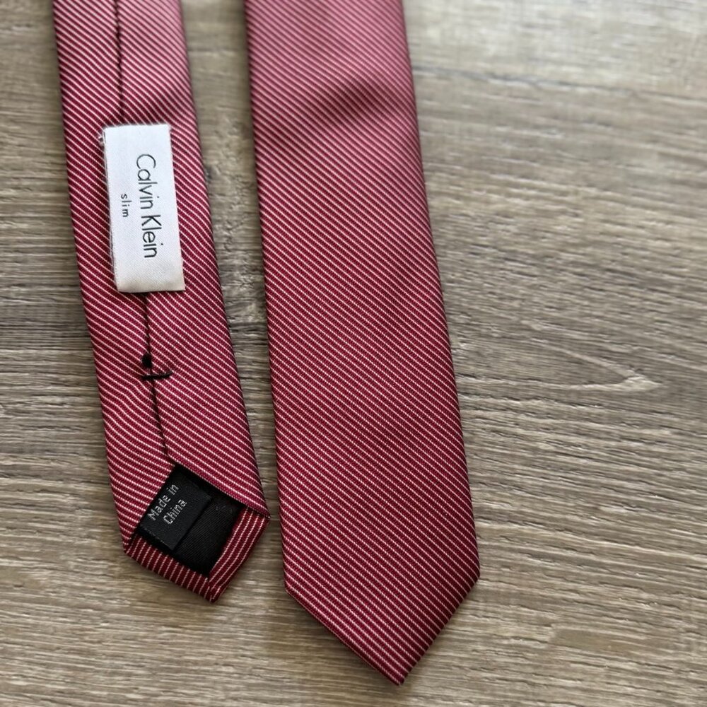 Calvin Klein Red Diagonal Stripe Slim Tie – Classic Business Formal Accessory